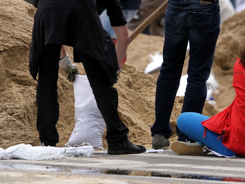 Hochwasser-Helfer beim Befüllen von Sandsäcken, über dts Nachrichtenagentur