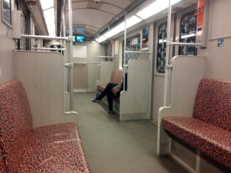 Frau sitzt alleine in U-Bahn, über dts Nachrichtenagentur