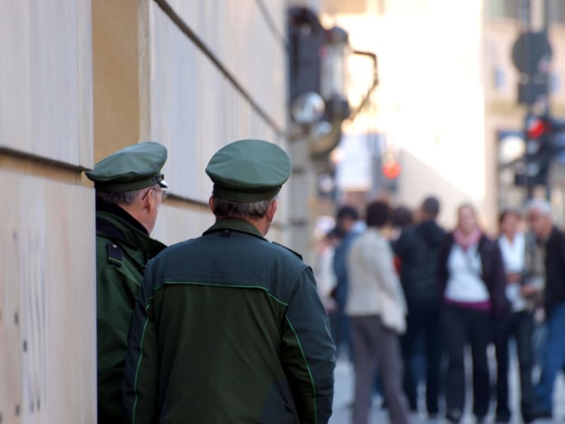 Deutsche Polizisten vor der britischen Botschaft in Berlin vor Corona, über dts Nachrichtenagentur