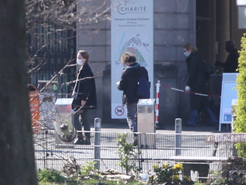 Menschen mit Schutzmaske vor einem Krankenhaus, über dts Nachrichtenagentur