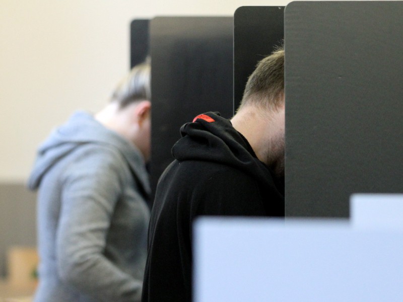 Wähler in einem Wahllokal, über dts Nachrichtenagentur