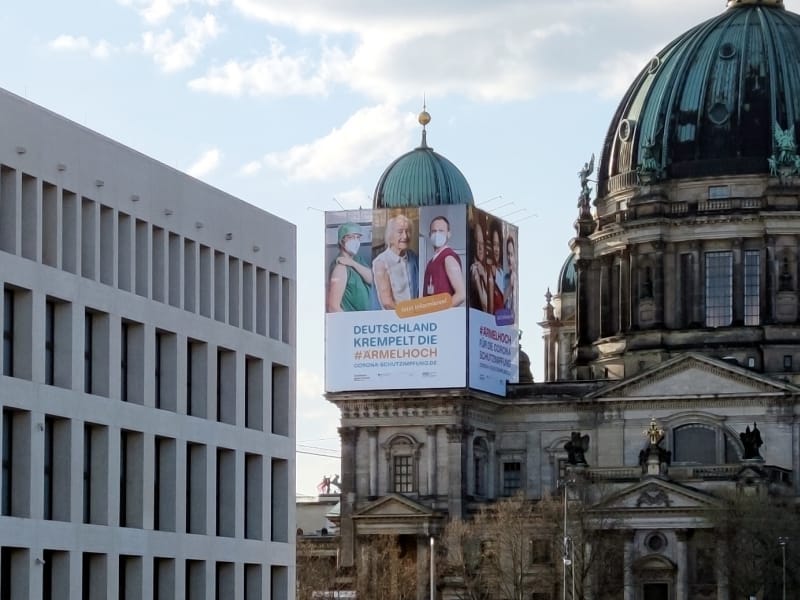 Plakate für Impfkampagne am Berliner Dom, über dts Nachrichtenagentur