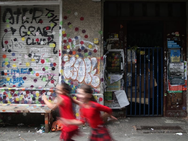 Kinder vor einem unsanierten Haus in Berlin-Neukölln, über dts Nachrichtenagentur
