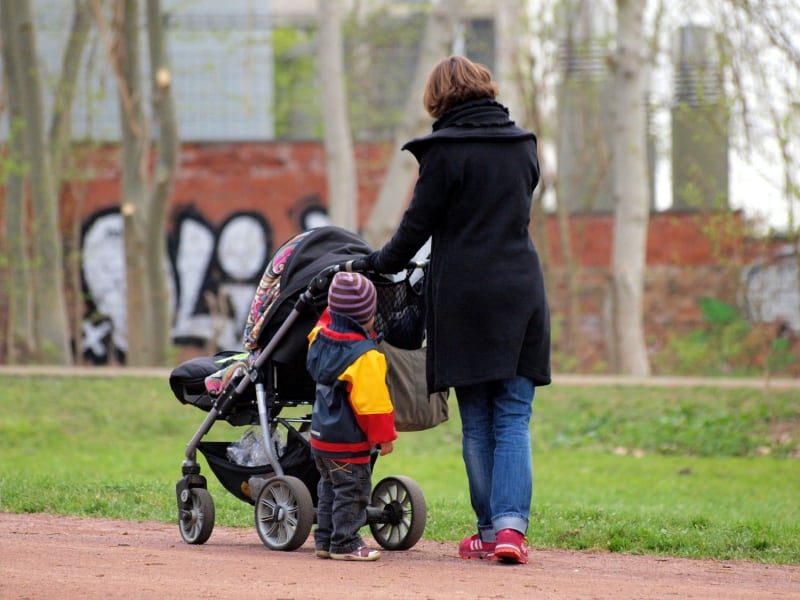 Mutter mit Kinderwagen, über dts Nachrichtenagentur