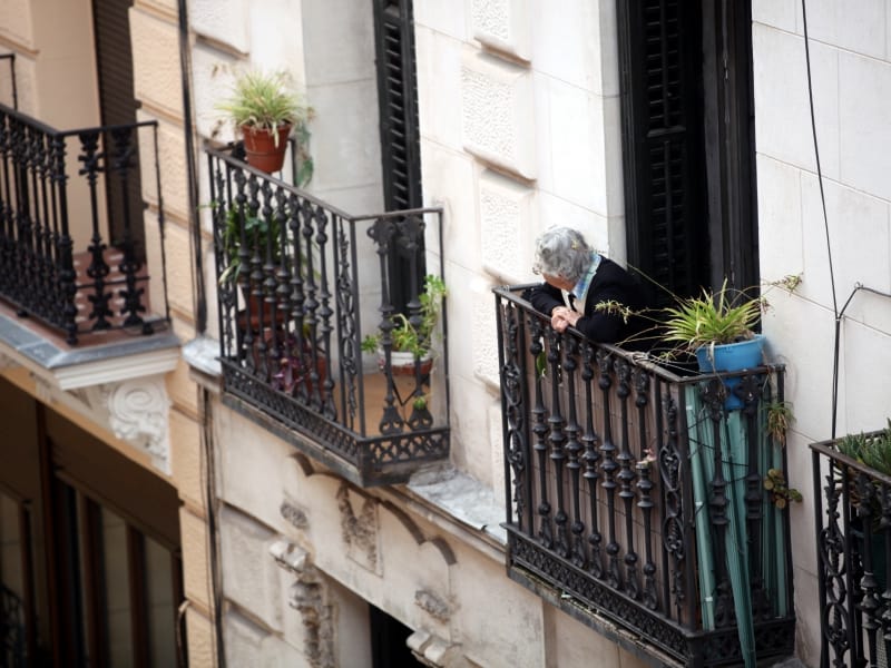 Seniorin schaut von einem Balkon, über dts Nachrichtenagentur