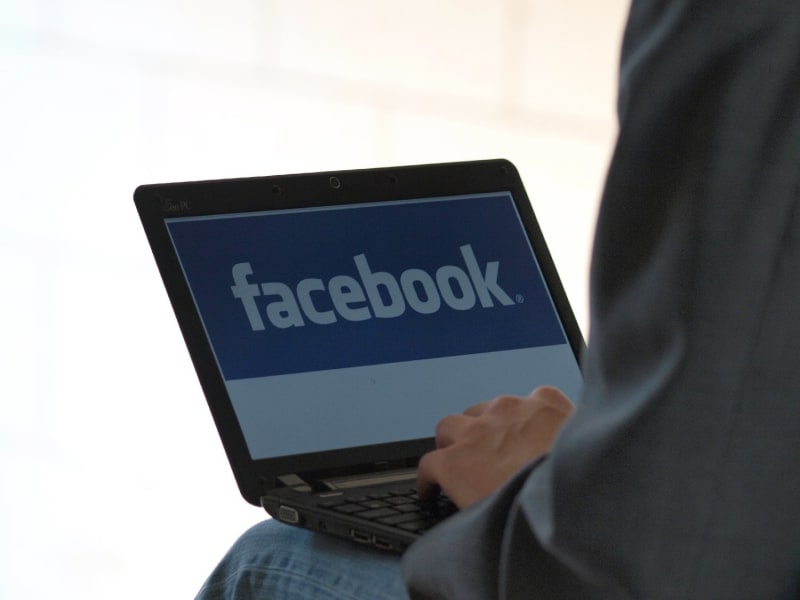 Facebook-Nutzer am Computer, über dts Nachrichtenagentur