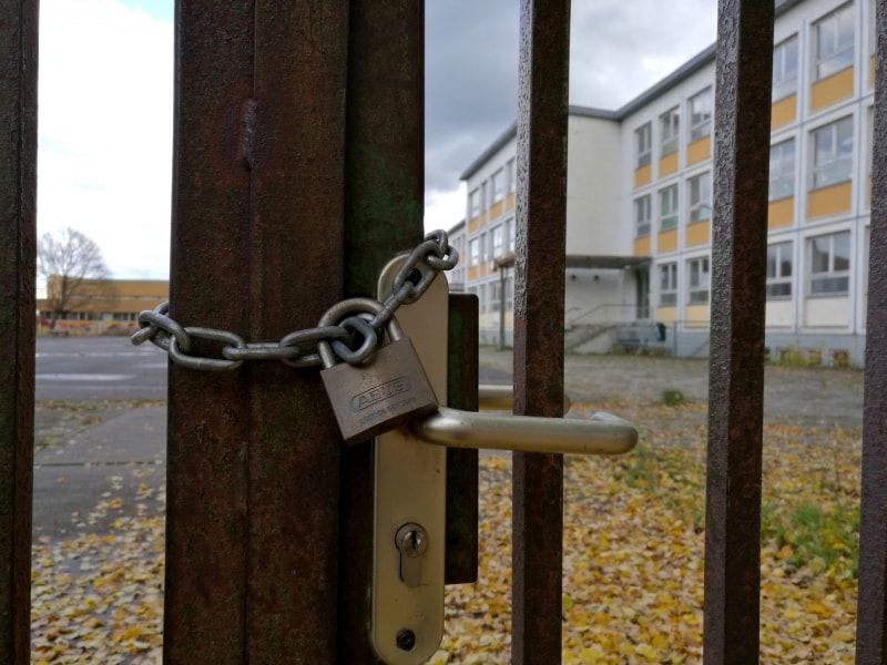 Abgeschlossenes Schultor, über dts Nachrichtenagentur