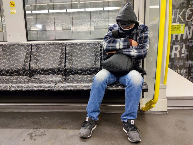 Mann mit Corona-Maske, über dts Nachrichtenagentur