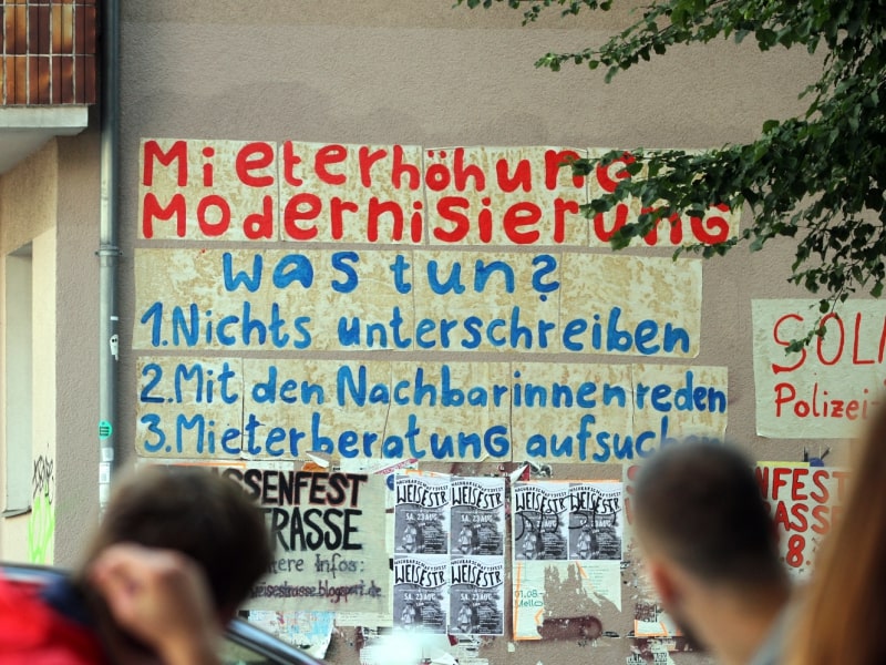 Fassadenbeschriftung gegen Mieterhöhungen, über dts Nachrichtenagentur