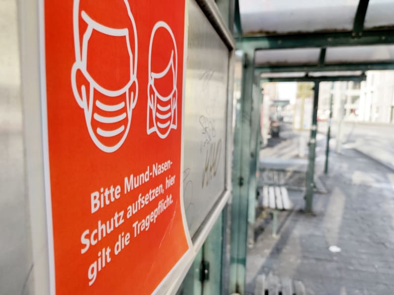 Hinweis auf Mund-Nasen-Schutz an einer Straßenbahnhaltestelle, über dts Nachrichtenagentur