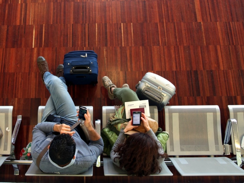 Ein Pärchen wartet am Flughafen, über dts Nachrichtenagentur