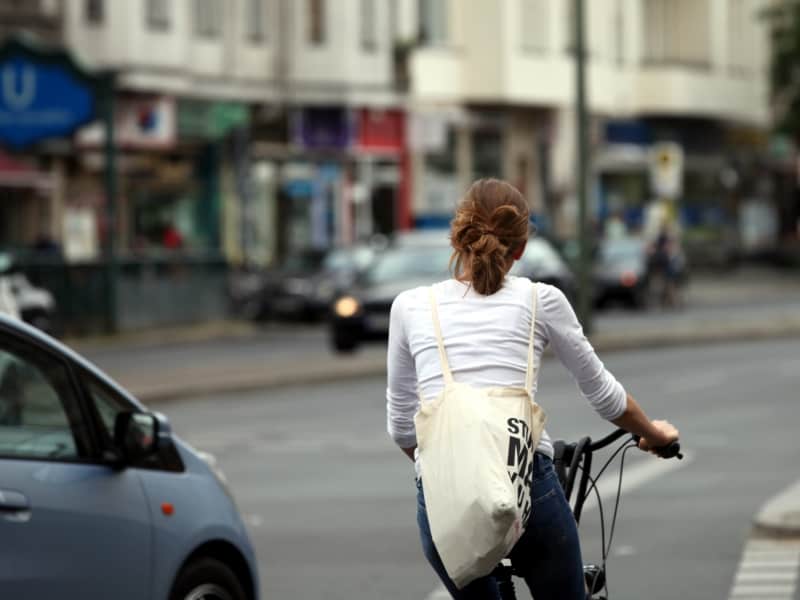 Junge Frau auf Fahrrad im Straßenverkehr, über dts Nachrichtenagentur