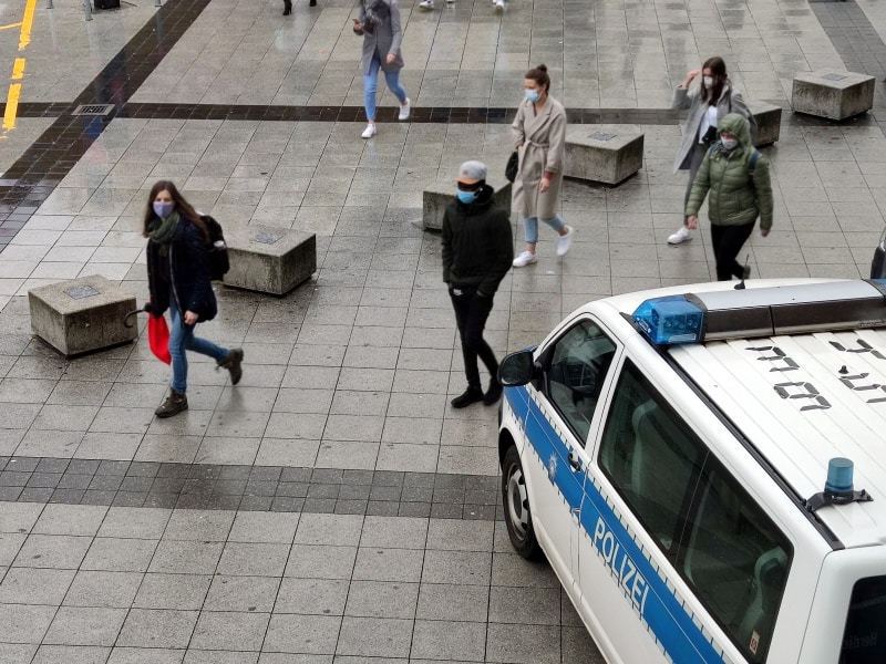 Menschen mit Schutzmaske, über dts Nachrichtenagentur