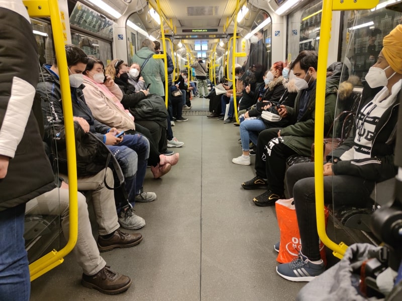 Vollbesetzte U-Bahn während der Corona-Pandemie, über dts Nachrichtenagentur