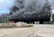 Feuerwehrleute bei Löscharbeiten an einem Gebäudebrand im Emsland