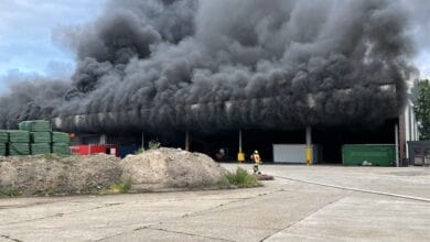 Feuerwehrleute bei Löscharbeiten an einem Gebäudebrand im Emsland