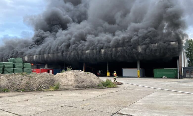 Feuerwehrleute bei Löscharbeiten an einem Gebäudebrand im Emsland