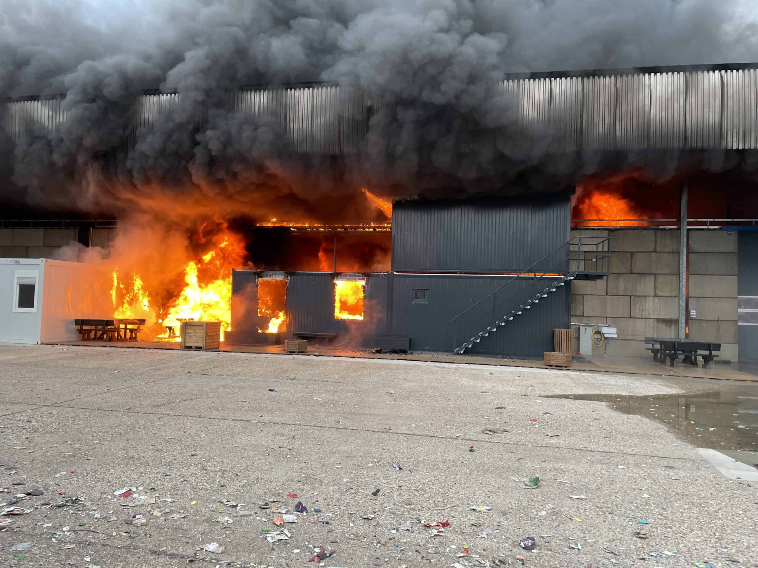 Rauch und Flammen bei einem Brandeinsatz der Feuerwehr