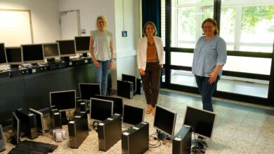 „Hey, Alter“ übergibt 16 PCs an Aschendorfer Oberschüler