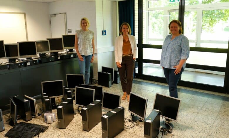 „Hey, Alter“ übergibt 16 PCs an Aschendorfer Oberschüler