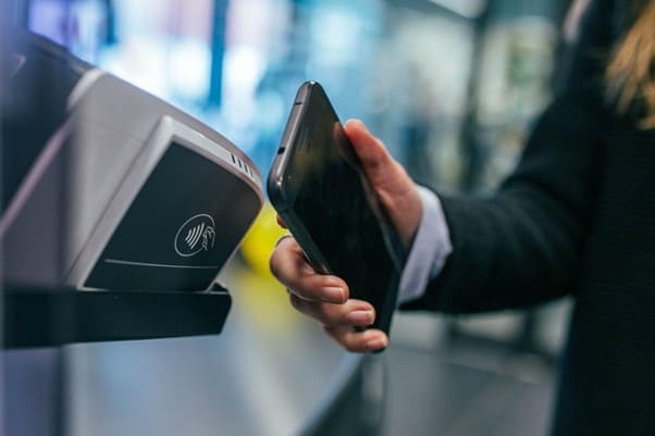 Laut Adyen bevorzugen inzwischen 50 % der Verbraucher kontaktloses Bezahlen mit der Karte.