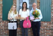 Gründerin Christina Linkert bei der Übergabe des Gründungsschreibens der Stadt Lingen