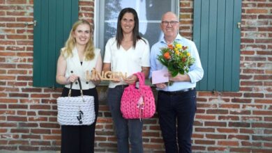Gründerin Christina Linkert bei der Übergabe des Gründungsschreibens der Stadt Lingen