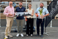 Vertreter der Stadt Lingen gratulieren dem Robotikunternehmen moduco zum fünfjährigen Bestehen