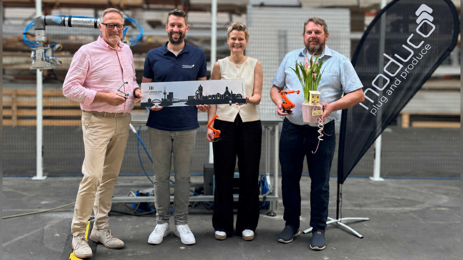 Vertreter der Stadt Lingen gratulieren dem Robotikunternehmen moduco zum fünfjährigen Bestehen