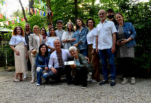 Große Gruppe von Beteiligten und Gästen beim Willkommensfest in Lingen