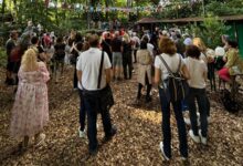Besucherinnen und Besucher vor der Bühne beim Willkommensfest in Lingen