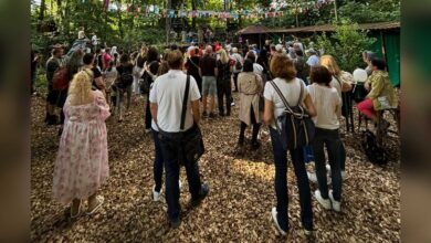 Besucherinnen und Besucher vor der Bühne beim Willkommensfest in Lingen