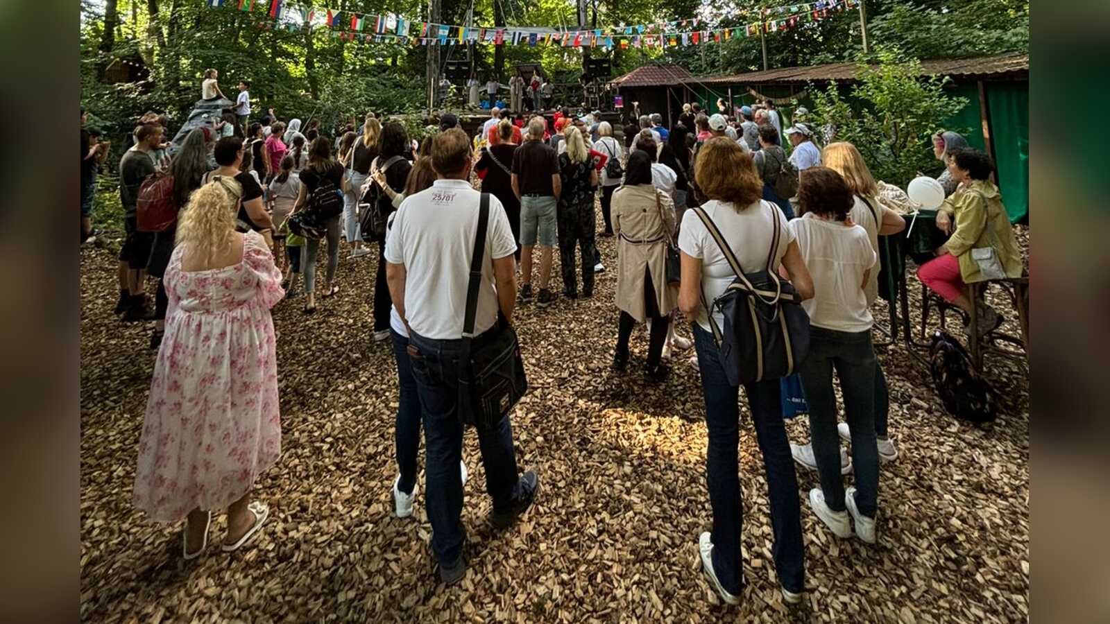 Besucherinnen und Besucher vor der Bühne beim Willkommensfest in Lingen