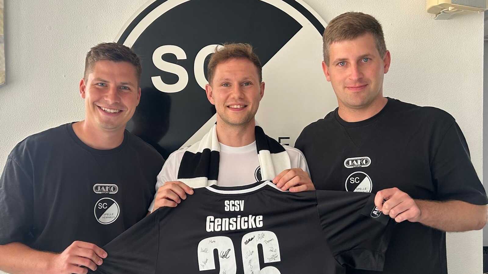 Henry Hupe, Leon Gensicke und Tobias Harink bei der Verabschiedung beim SC Spelle-Venhaus