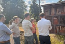 Besuchergruppe bei einer Führung durch den NABU-Naturgarten am Calvinhaus in Lingen