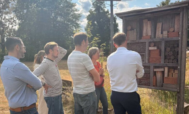 Besuchergruppe bei einer Führung durch den NABU-Naturgarten am Calvinhaus in Lingen