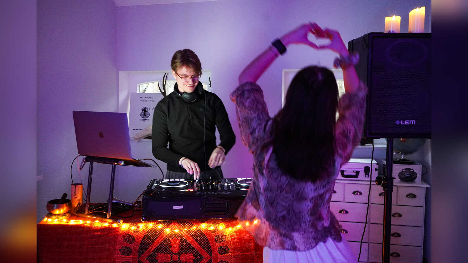 Dozent Florian Wessiepe erklärt an einem DJ-Pult die Grundlagen des Auflegens