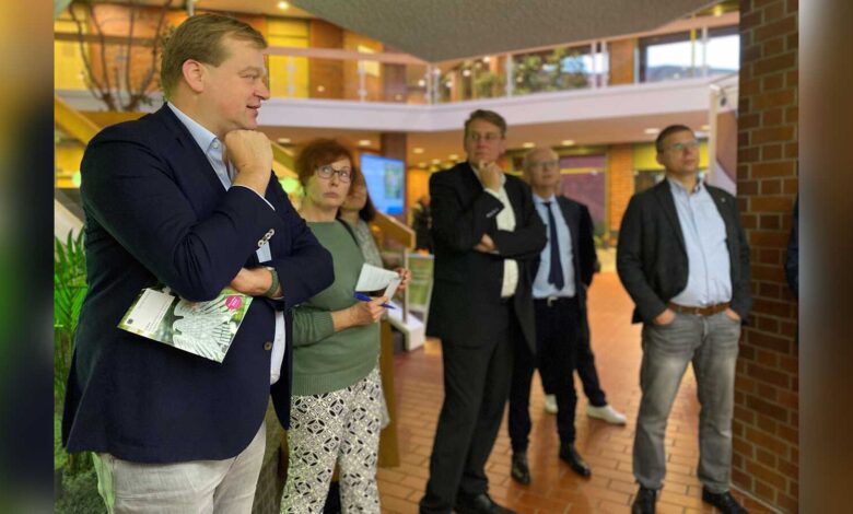 Bundestagsabgeordneter Albert Stegemann im Gespräch mit Besuchern der Wanderausstellung des Deutschen Bundestages