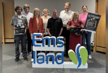 Landrat Marc-André Burgdorf und Christina Almandoz mit Unterstützerinnen und Unterstützern beim Auftakt der Emsland Filmklappe