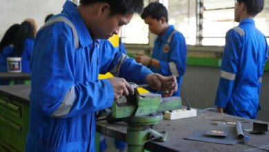 Auszubildende bei der Metallbearbeitung in einer Werkstatt – Symbolbild für duale Ausbildung