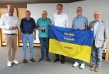 Übergabe der Ehrenmedaille der Oblast Tscherniwzi an Hinrikus Ude durch die Landräte