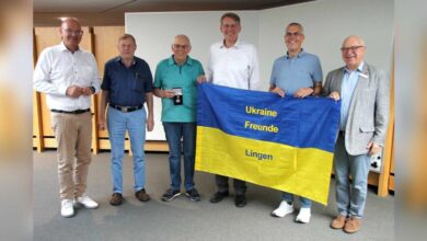 Übergabe der Ehrenmedaille der Oblast Tscherniwzi an Hinrikus Ude durch die Landräte