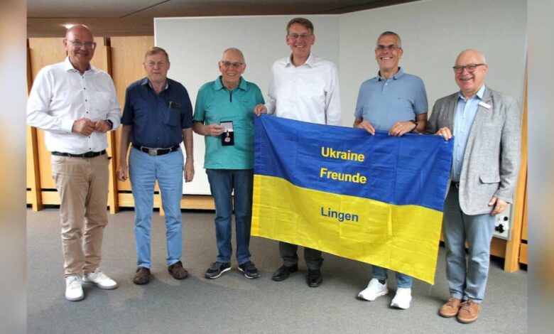 Übergabe der Ehrenmedaille der Oblast Tscherniwzi an Hinrikus Ude durch die Landräte