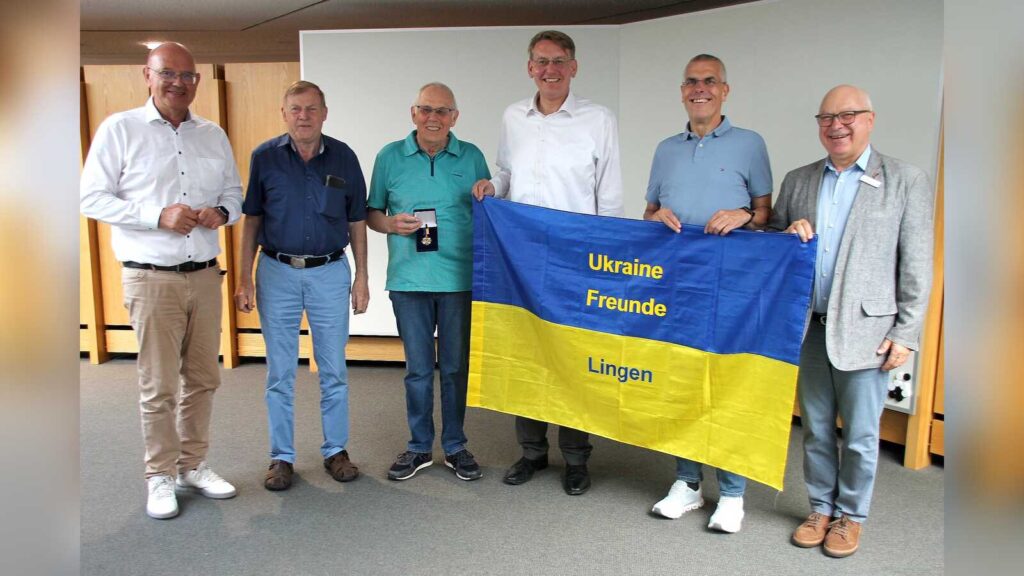 Übergabe der Ehrenmedaille der Oblast Tscherniwzi an Hinrikus Ude durch die Landräte
