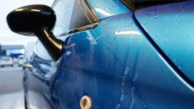 Auto mit Schaum und Wasser in einer Waschanlage