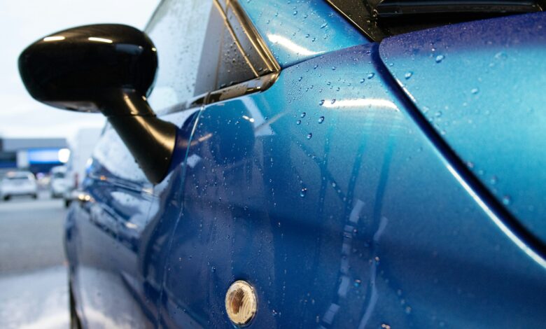 Auto mit Schaum und Wasser in einer Waschanlage