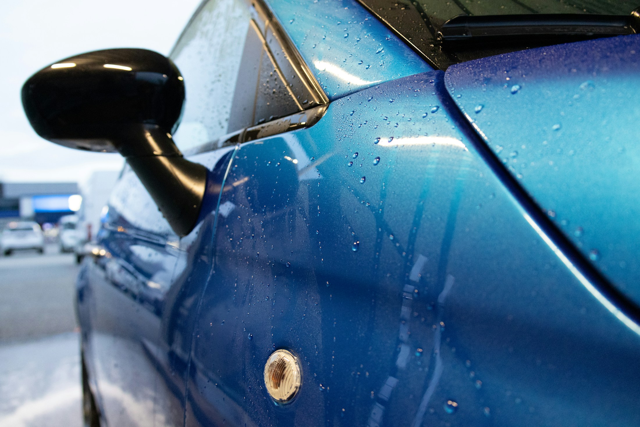Auto mit Schaum und Wasser in einer Waschanlage
