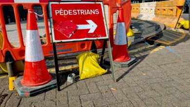 Absperrbaken und Hinweisschild markieren eine Baustelle