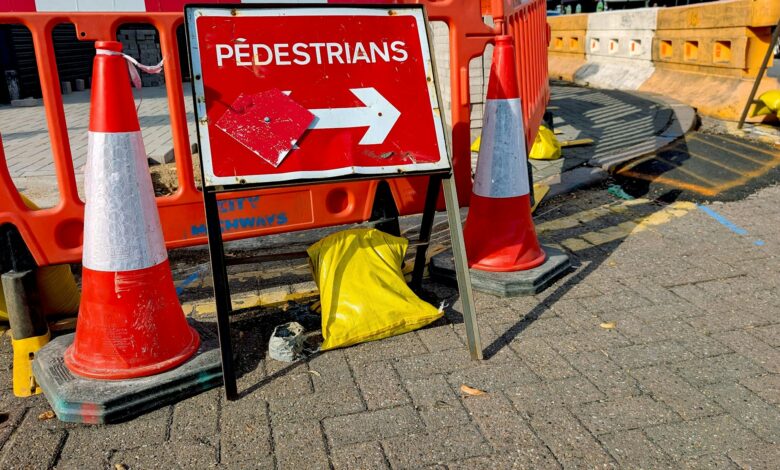 Absperrbaken und Hinweisschild markieren eine Baustelle