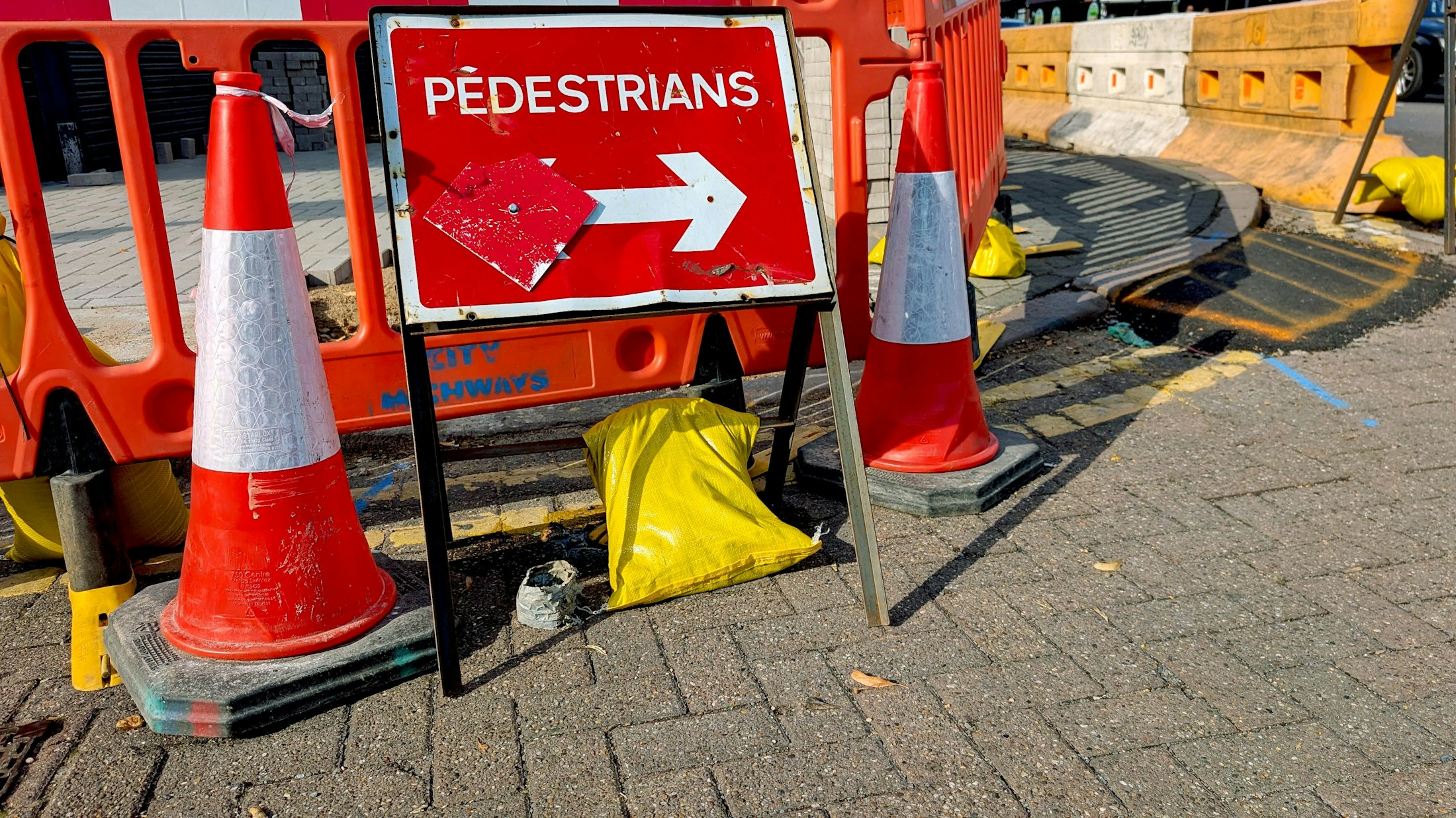 Absperrbaken und Hinweisschild markieren eine Baustelle
